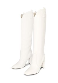 Un paio di stivali in pelle bianca alti fino al ginocchio con punta affusolata e tacco a blocco, dotati di linguette di trazione nella parte superiore.