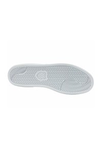 Sole di scarpa bianca con un motivo testurizzato a spina di pesce. Presenta una punta arrotondata e un bordo liscio con un logo del marchio prominente.