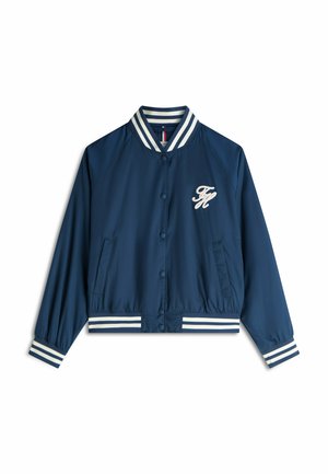 Chaqueta bomber azul marino con cuello, puños y dobladillo a rayas blancas, botones a presión, bolsillos frontales y logo "FM" bordado en blanco en el pecho izquierdo.
