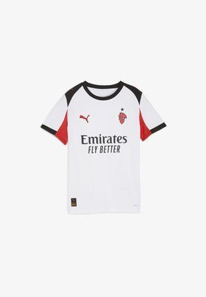 Biely futbalový dres s krátkym rukávom a červenými a čiernymi akcentmi. Obsahuje logo "Emirates Fly Better" a logo Puma. Vyrobené z materiálu s odvádzaním vlhkosti.
