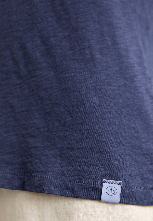 THE SLUB VEE - Basic T-shirt - salute3