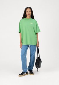 Pegador CHAPI HEAVY OVERSIZED TEE - Tricou cu imprimeu - washed peppermint green