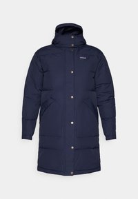 Marine pufferjack met een capuchon, voorzien van drukknoopsluitingen, twee zijzakken en een gestikte textuur voor isolatie. Merkenlogo op de borst.
