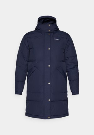 Marine pufferjack met een capuchon, voorzien van drukknoopsluitingen, twee zijzakken en een gestikte textuur voor isolatie. Merkenlogo op de borst.