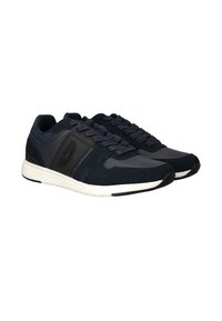 Marineblauwe sportschoenen met textuurstof, gladde overlays en een witte middenzool. Kenmerken van vetersluiting en rubberen zool voor grip.