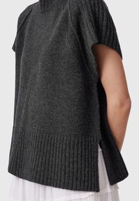 Top in maglia corto a maniche corte di colore grigio scuro, con orlo a costine e dettagli sulle spalle, ed aperture laterali per una maggiore circolazione dell'aria e comfort.