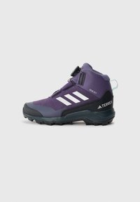 Lila, knöchelhohe Wanderschuhe mit strukturiertem Obermaterial, schwarzen Akzenten, drei weißen Streifen, einem BOA-Verschluss-System und robustem Außensohlenprofil.