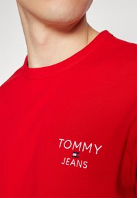Tommy Jeans Camiseta básica - deep crimson