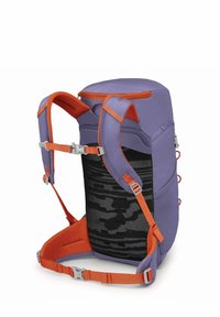 Mochila morada con respaldo de malla negra, correas naranjas y parte superior con cremallera. Cuenta con correas ajustables y lazos laterales para accesorios.