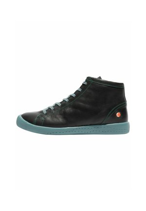 Zwarte high-top leren sneaker met een tealkleurige zool, tealkleurige veters en groene stiksels, met een klein oranje logo nabij de hiel.