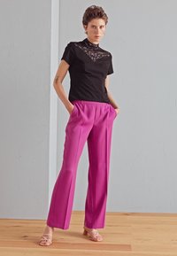Mos Mosh LEIA PANT - Auduma bikses - vivid viola
