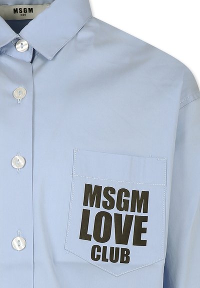 Lichtblauwe overhemden met een puntkraag, voorzien van een borstzak en een zwart "MSGM LOVE CLUB" graphic. Soepele stoftextuur.