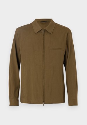 Chemise marron à manches longues avec fermeture éclair à l'avant, col pointu, poche unique et texture lisse. Design simple sans motifs ni accents.