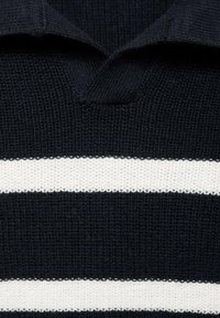 Mornarice plava pletena polo majica s teksturiranom tkaninom, koja ima široke bijele pruge preko prsa i preklop kragnu.