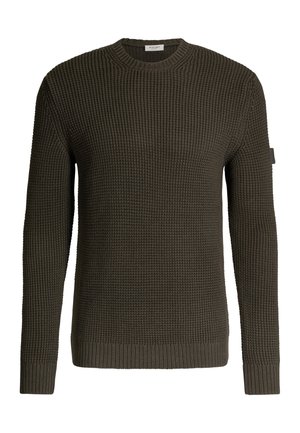 Dunkelgrüner, gestrickter Pullover mit langen Ärmeln, Rundhalsausschnitt sowie gerippten Bündchen an Ärmel und Saum. Der Pullover hat ein strukturiertes Waffelmuster und ein kleines Etikett am Ärmel.