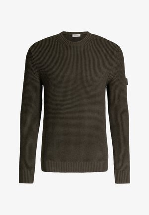 Dunkelgrüner, gestrickter Pullover mit langen Ärmeln, Rundhalsausschnitt sowie gerippten Bündchen an Ärmel und Saum. Der Pullover hat ein strukturiertes Waffelmuster und ein kleines Etikett am Ärmel.