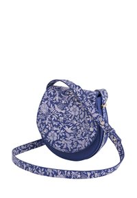 Okrugla, mornarsko plava torba za crossbody s cvjetnim uzorkom, teksturirane površine i podesivim remenom, s akcentima od zlatnog metala.