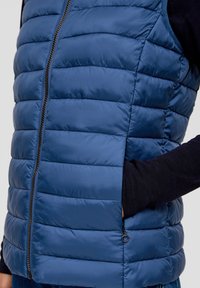 s.Oliver STEPP MIT REISSVERSCHLUSSTASCHEN - Weste - blau