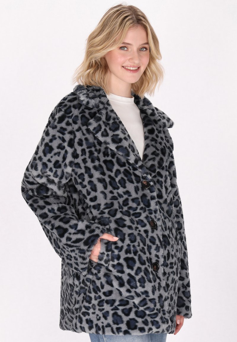 Cappotto in pile con stampa leopardata grigia, colletto a revers, chiusura con bottoni, tasche laterali e una superficie morbida. Vestibilità rilassata con un design casual.