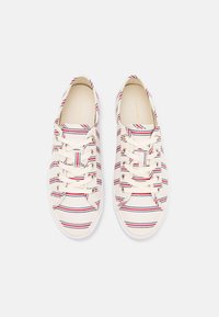 Bawełniane trampki na kremowym tle z czerwonymi i niebieskimi poziomymi paskami, okrągłym noskiem i beżowymi sznurowadłami. Biała gumowa podeszwa.