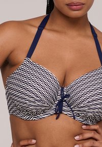 Niebiesko-biała kostium kąpielowy typu bikini z drucikami, z marszczonym materiałem, centralnym sznurkiem oraz regulowanymi ramiączkami dla wsparcia.