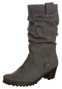 Botas grises de caña baja hechas de cuero suave con detalles de costura, punta redondeada y un tacón bajo y texturizado para mayor tracción.