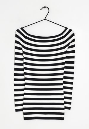 Top de rayas en blanco y negro de manga larga con un escote ancho, que presenta un diseño ajustado y una textura de tela suave y elástica.