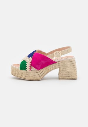Sandale à plateforme avec talon tissé épais, patchs en daim multicolores bleu, vert et rose, et bride de cheville en cuir beige avec boucle.