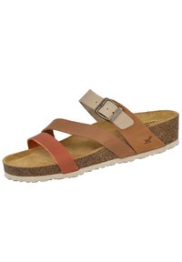 Sandal de piel marrón y naranja con suela de corcho, diseño de tiras cruzadas, hebilla ajustable y plantilla texturizada para mayor comodidad.