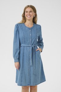 Jeans haljina s okruglim izrezom, dugim pufastim rukavima, prednjim kopčanjem na dugmad, remenom u struku i dva bočna džepa u srednje plavoj boji.