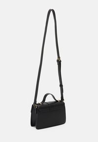 Czarna skórzana torba crossbody o strukturalnym designie, z górnym uchwytem, regulowanym paskiem i złotymi akcentami. Gładka tekstura.
