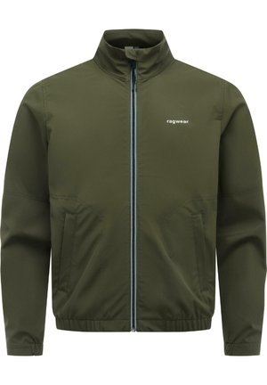 Olijfgroene jas met ritssluiting, opstaande kraag, elastische zoom en manchetten, zakken aan de voorkant en klein wit "ragwear" logo op de borst.