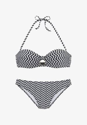 Schwarzes und weißes Bikini mit Zickzackmuster, Halterneck, gepolstertem Bandeau-Oberteil mit metallischem rundem Akzent und passendem tief sitzendem Höschen.