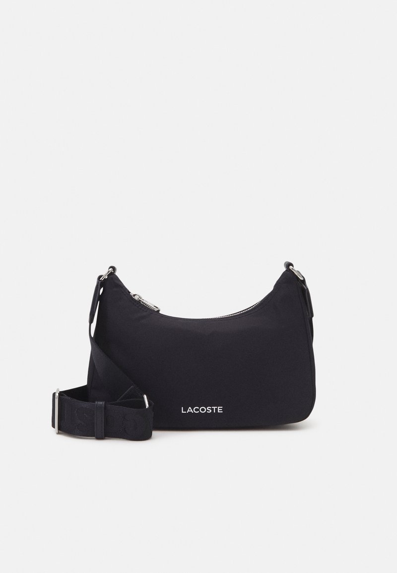 Borsa a spalla nera in nylon con forma curvata, chiusura con zip, tracolla regolabile e logo in rilievo sulla parte anteriore. Texture liscia e design minimale.
