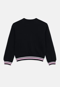 Μαύρο φούτερ με μακριά μανίκια, ριμπ λαιμόκοψη, και ρεβέρ με χρωματιστές ρίγες σε ροζ, λευκό και μαύρο. Απλός σχεδιασμός, χωρίς γραφικά.