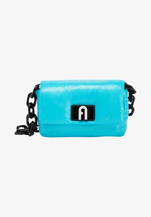 Borsa a tracolla in ecopelle turchese con texture trapuntata, dotata di una tracolla in catena nera e un'etichetta nera con logo rettangolare sul davanti.