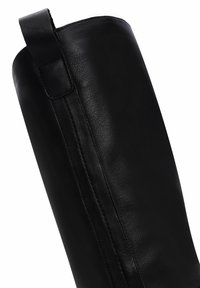 Botte noire en cuir montant avec une texture lisse. Présente une couture latérale et une petite languette en haut pour faciliter l'enfilage.