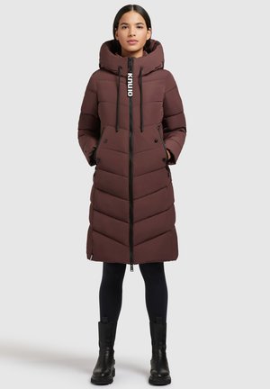 Manteau matelassé long marron avec capuche, présentant une fermeture éclair, un motif en chevrons, deux poches latérales et des accents à cordon de serrage.