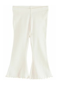 Witte geribde flared leggings hebben een golvende zoom en een aansluitende taille. Het materiaal lijkt zacht en iets textuur te hebben.