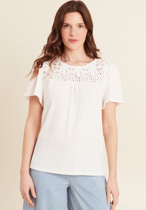 Witte T-shirt met korte mouwen, gemaakt van een textuurstof, met kantdetails langs de halslijn en een losse pasvorm met een rechte zoom.
