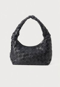 Mustast punutud nahast käekott ümarate sangade ja kõverjoonelise siluetiga, millel on tekstuuritud pind ja luku kinnitus.