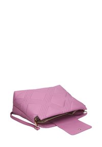 Borsa a tracolla rosa trapuntata con un design strutturato, presenta un'apertura con zip, texture in pelle e una tracolla staccabile. L'interno è di un colore chiaro.