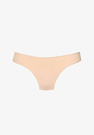 Beige tanga spodní prádlo vyrobené z měkké tkaniny, s hladkým povrchem, tenkým pasem a minimalistickým střihem.