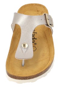 Sandalo infradito metallizzato argento con una comoda soletta in suede marrone, fibbia regolabile e suola in gomma bianca. Accento dorato sulla punta.