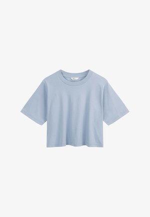 Lichtblauw cropped T-shirt met korte mouwen en ronde hals, weergegeven op een witte achtergrond.