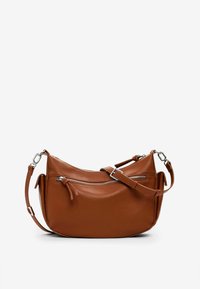 Borsa a tracolla in pelle marrone con un design curvo, dotata di una cerniera superiore e di un tracolla regolabile con accessori in metallo argentato.