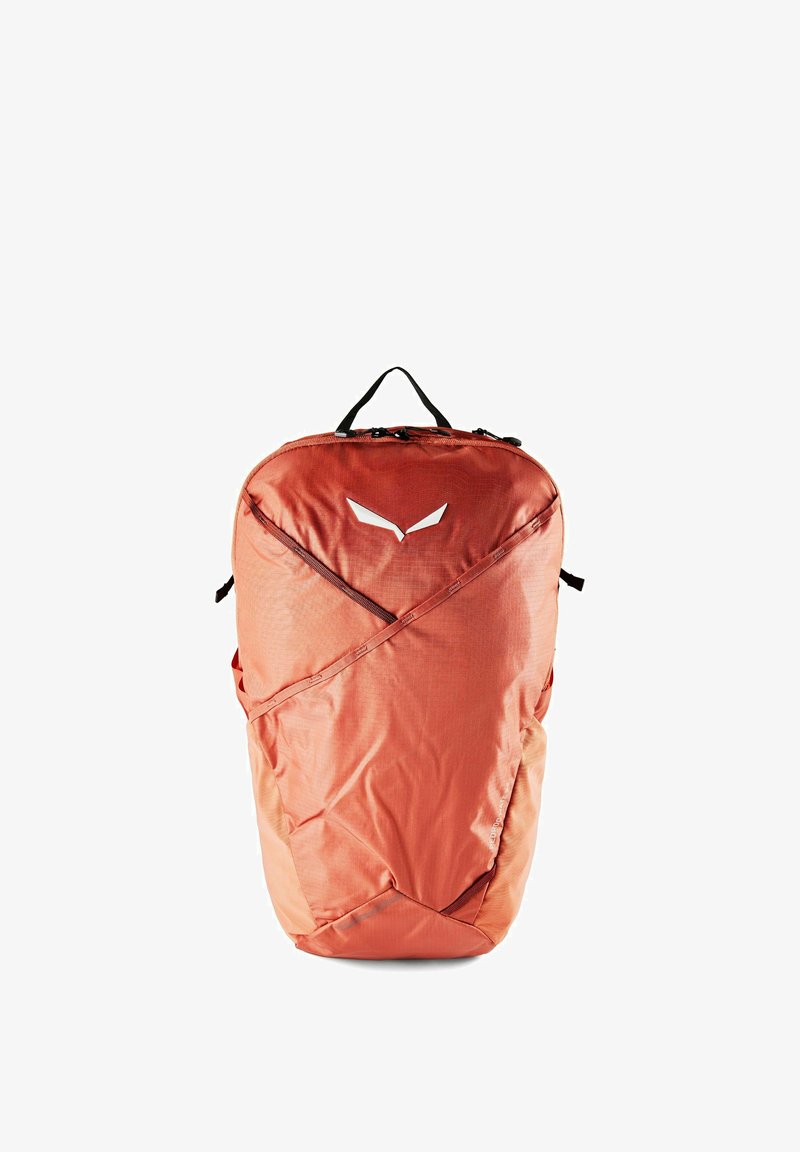 Sac à dos compact de couleur rouge clair avec poignée supérieure noire, poches diagonales zippées et logo angulaire blanc au centre avant.