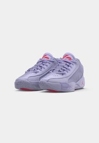 Fioletowy sneaker z teksturowaną siateczkową cholewką i gumową podeszwą. Ozdobiony czerwonymi akcentami i wyraźnym logo z boku. Niskoprofilowy design.