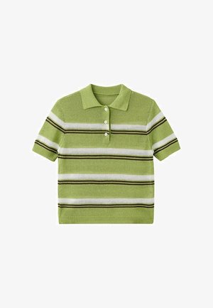 Svetlo zelena polo majica iz pletenine s kratkimi rokavi, belimi in temno zelenimi vodoravnimi črtami ter tremi belimi gumbi na razporku.