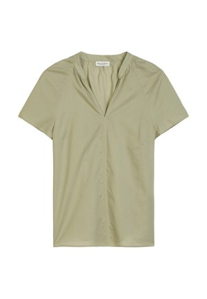 Blouse verte clair à manches courtes avec un décolleté en v, détails froncés sur les épaules et une texture de tissu lisse. Design minimaliste.